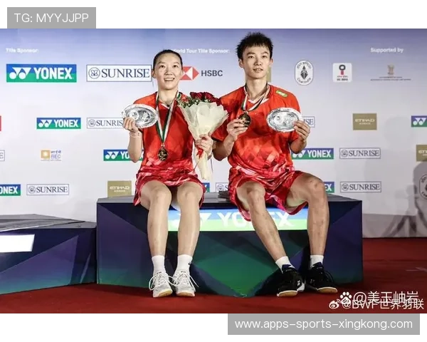 羽毛球混双组合默契换位拿到冠军奖杯