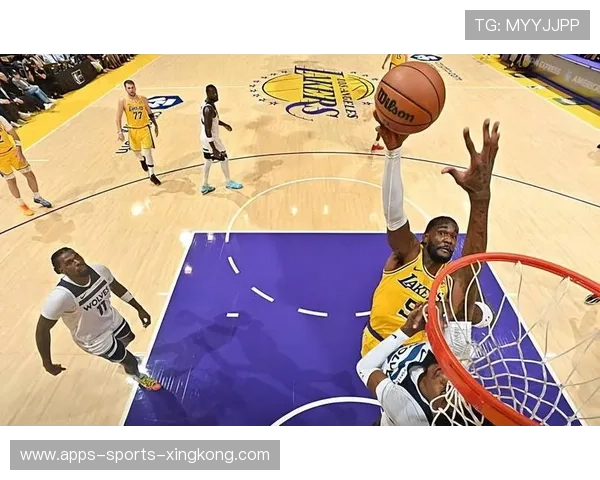 湖人团队内线球员在篮下完成统治